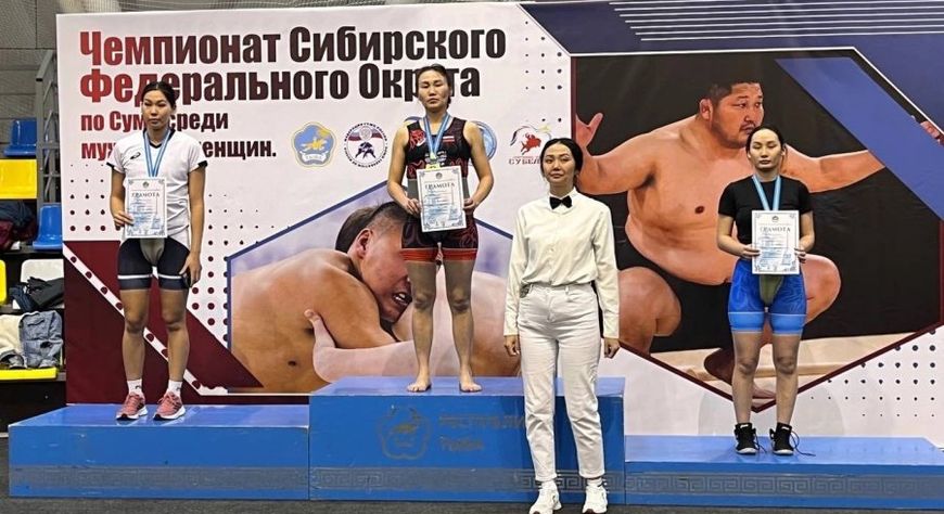 Сумо болгаш спортчу хүрештер