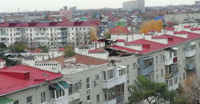 В Краснодаре ремонт сорванной ветром крыши пятиэтажки займет около трех недель
