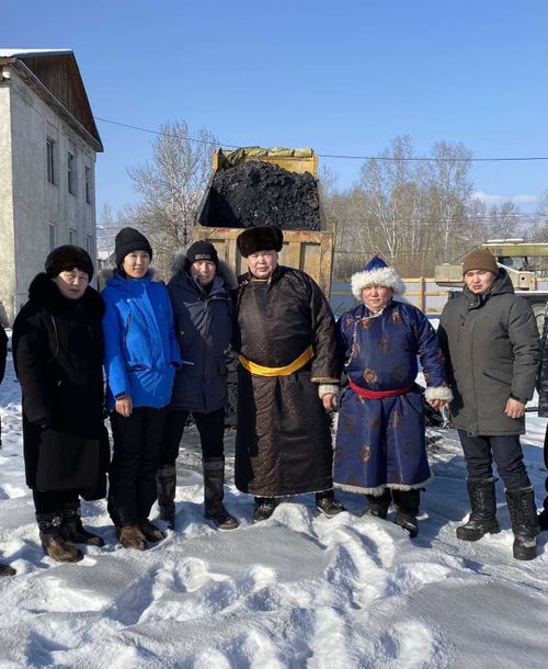 Артас Санаа обеспечил углем нуждающихся семей Сут-Холя