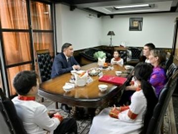 Глава Тувы вручил Айнааш Ондар сертификат на получение квартиры