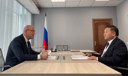 Тываның Баштыңы РФ-тиң Чазак Даргазының оралакчызы Дмитрий Чернышенко-биле ужурашкан