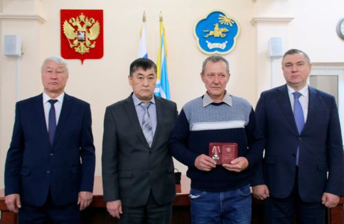 В Туве наградили участников СВО, в том числе посмертно