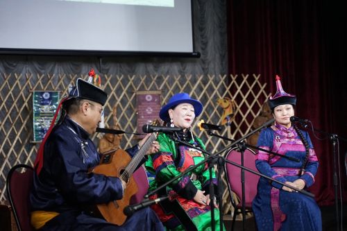 Кожамыктарны артистер-биле кады сагыш-сеткилинден ырлашкан