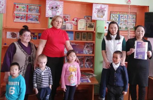 Детям-тоджинцам подарили книжки и защитные маски