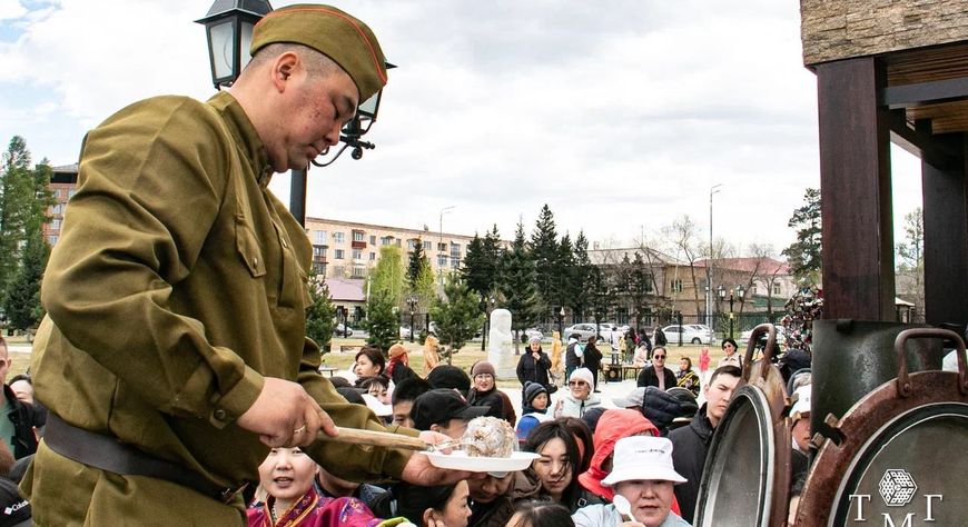 «Так питались герои»: жители Кызыла попробовали полевую пищу солдат Великой Отечественной войны