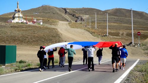 В Кызыле состоялся автопробег ко Дню Государственного флага России