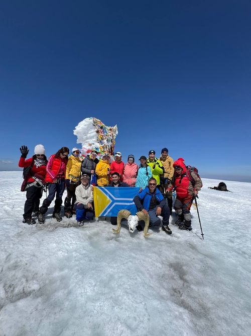 В Туве совершили массовое восхождение на гору Монгун-Тайга