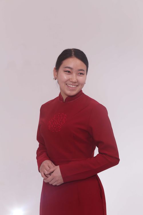 Ырлап чоруур кыс