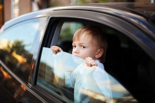 Не оставляйте детей одних в машине!