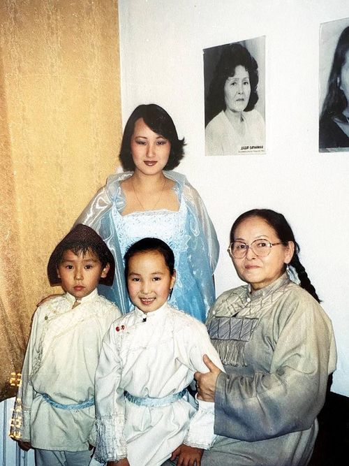 Барык сцена кырынга төрүттүнген ажы-төл