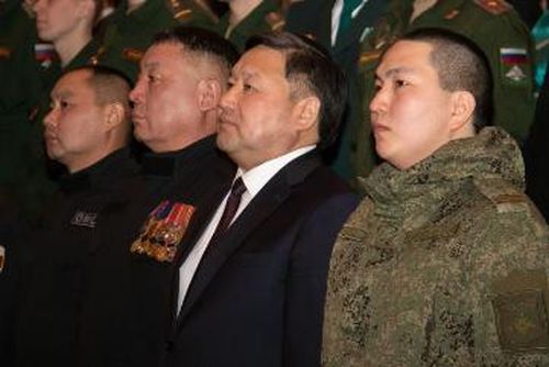 Глава Тувы поздравил жителей республики с Днем защитника Отечества