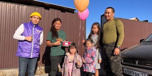 Волонтеры Тувы поздравили дочь мобилизованного с днем рождения