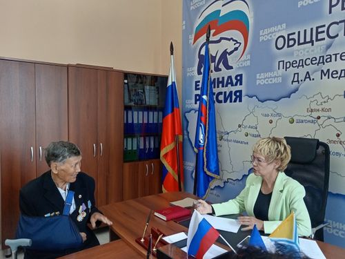 Сенатор РФ Дина Оюн провела личный приём граждан