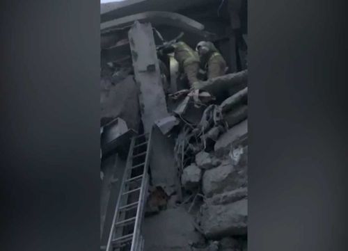 Более 40 спасателей ищут пострадавшего под завалами «Туваасбеста»