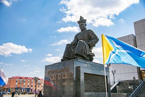 В Кызыле возложили цветы к памятнику Монгуша Буяна-Бадыргы