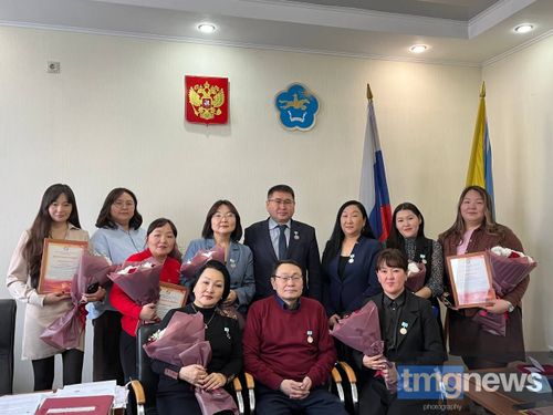 В Минтопэнерго Тувы чествовали журналистов в честь Дня российской печати и 100-летия энергетики региона