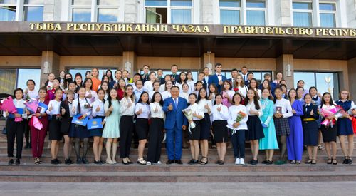 В ПРАВИТЕЛЬСТВЕ ТУВЫ ЧЕСТВОВАЛИ ЗОЛОТЫХ МЕДАЛИСТОВ