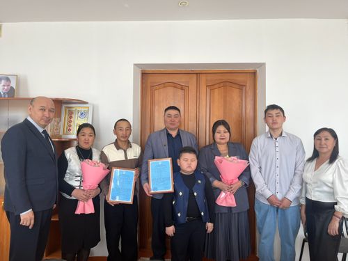 Молодым семьям Ак-Довурака вручили жилищные сертификаты