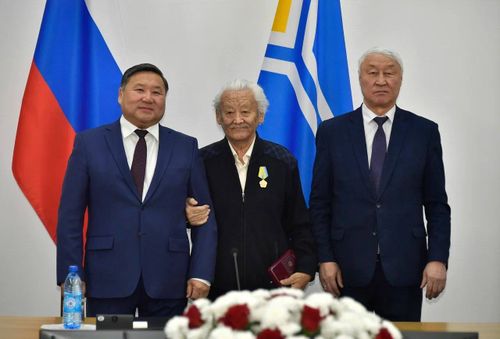 Глава Тувы поздравил именинников республики с днём рождения