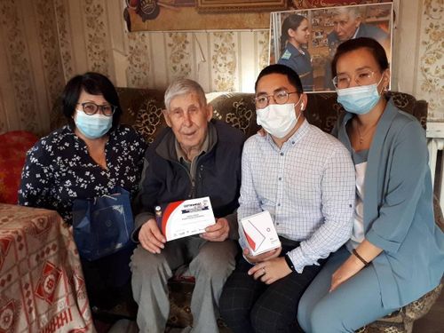 В ТУВЕ ВЕТЕРАНАМ ВОВ ВРУЧИЛИ МОБИЛЬНЫЕ  ТЕЛЕФОНЫ С БЕЗЛИМИТНОЙ СВЯЗЬЮ