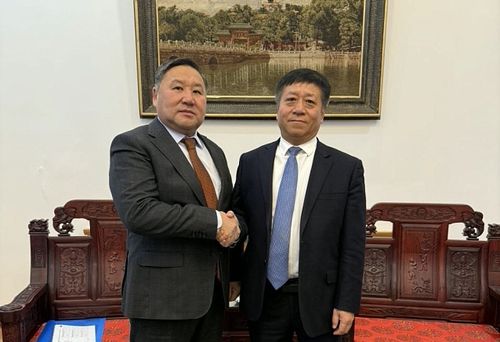 Тываның Баштыңы Россияда Кыдат Улус Республиканың онза болгаш бүрүн эргелиг элчини-биле ужурашкан