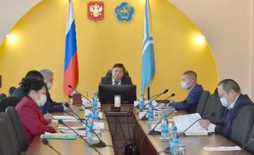 Тываның Чазааның бажыңында 122 дугаарлыг Call-төптү COVID-19 айтырыгларынга харыылаар кылдыр ажылдаткан