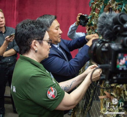 Волонтёры Тувы на открытии нового пункта по плетению маскировочных сетей провели мастер-класс для главы республики