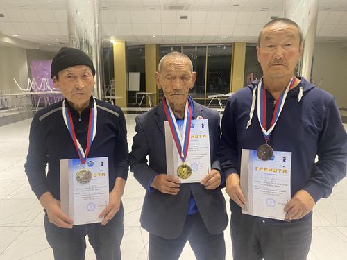 Россия и Тува – 80 лет вместе: в юбилейном турнире по шахматам среди ветеранов победил Монгун-оол Тюлюш