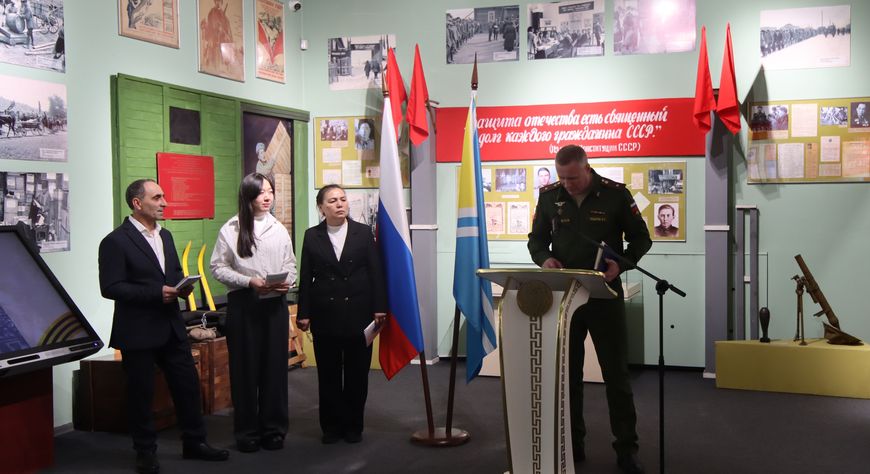 В Национальном музее Тувы новые граждане России приняли присягу