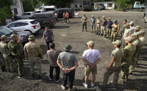 Тываның Баштыңы Донбасска сургакчылап чорааш, Тывадан дайынчыларга ачы-дуза чүъгүн дамчыткан