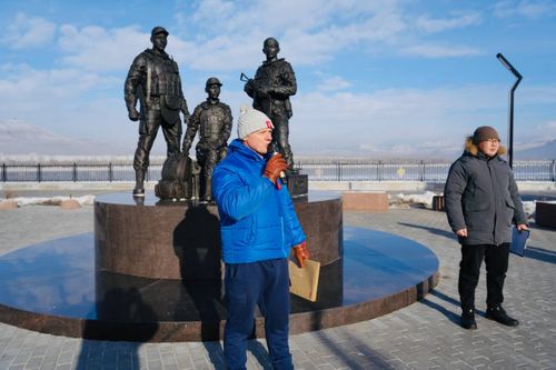 В Кызыле провели акцию по уборке у мемориала участникам СВО