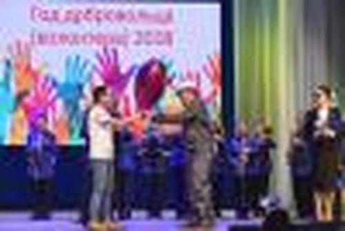 Добровольцы передали эстафету Людям труда