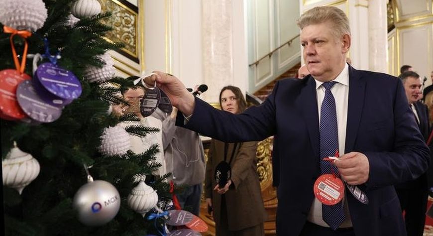 Анатолий Серышев исполняет новогодние желания детей из Сибири и Донецка в рамках акции «Ёлка желаний»