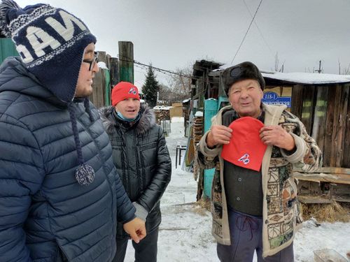 Тувинские волонтеры акции #МыВместе навестили подшефных ветеранов и помогли им по хозяйству