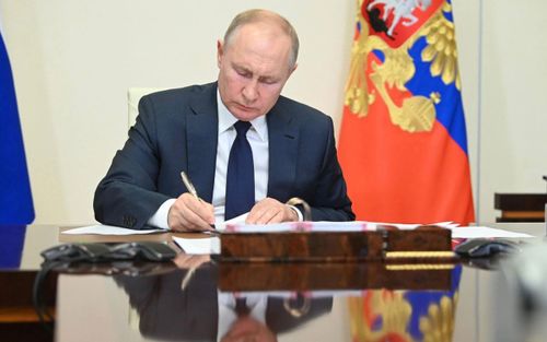 Путин подписал закон о завершении производства по делам должников за три дня