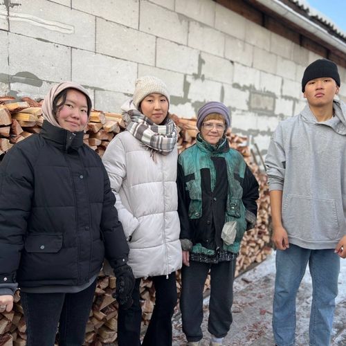 Накололи дров, пообщались и пожелали здоровья