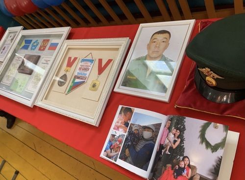 В средней школе с. Суг-Аксы Сут-Хольского района открыли «Парту Героя»