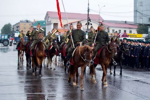 ИЗ ОКОН, С БАЛКОНОВ, КВАРТИР И ДОМОВ ...