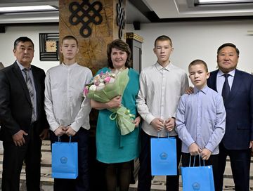 Глава Тувы провёл личный приём граждан и поддержал патриотические инициативы