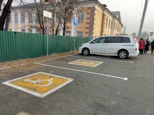 В столице Тувы у единственной коррекционной школы появилась своя парковка