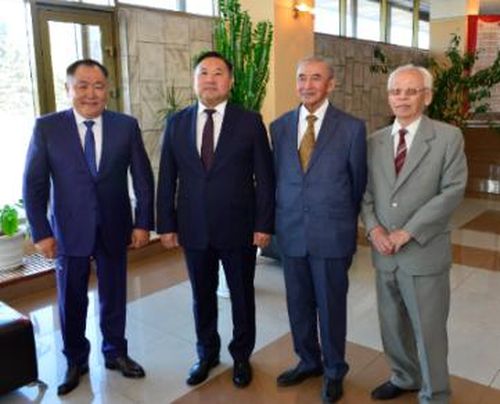 Руководители Тувы разных лет пожелали Владиславу Ховалыгу результативной работы на благо людей