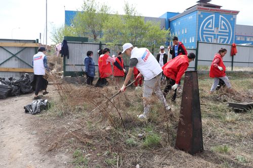 Единороссы навели уборку на старом кладбище