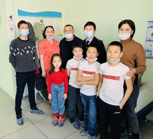 В Кызыле семья сотрудника полиции оказала благотворительную помощь воспитанникам социального учреждения