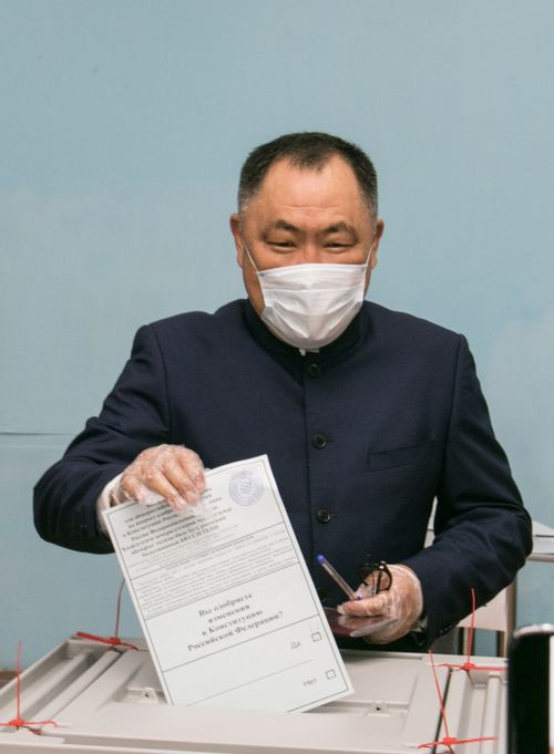 ШОЛБАН КАРА-ООЛ С СУПРУГОЙ И СЫНОМ  ПРОГОЛОСОВАЛИ ПО ПОПРАВКАМ В КОНСТИТУЦИЮ