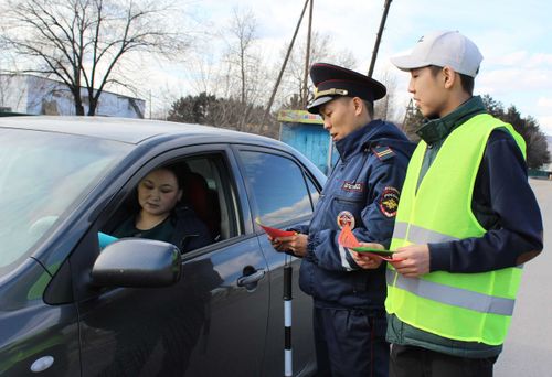 В Кызылском районе юные инспекторы проверили машины по базам угона