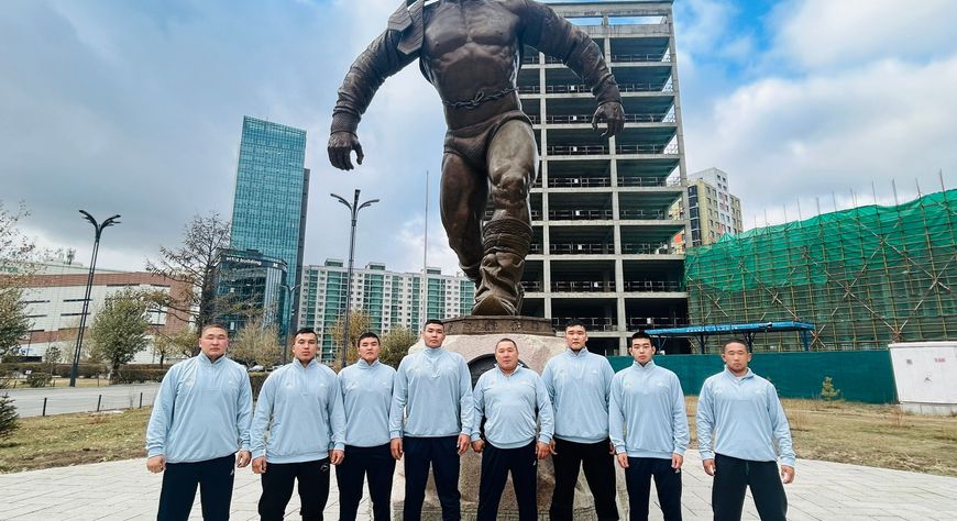 Молодые борцы из Тувы участвуют в национальном турнире по борьбе Монголии