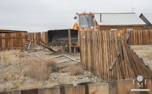 «Земельные участки, недорого!»: проданные мошенниками земли. В Кызыле начали сносить заборы и брусовые коробки незаконно застроившихся граждан