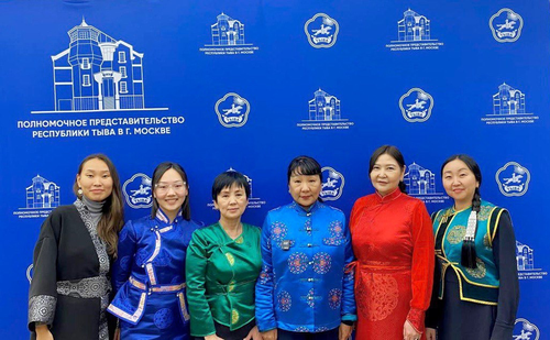 Коллектив Полпредства Тувы в Москве поздравил жителей республики с 80-летним юбилеем