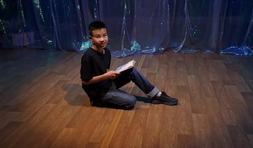 Тывадан бичии артист мюзиклде киржип турар