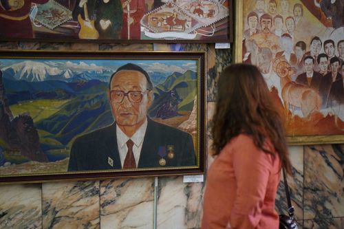 В Национальном театре им. Виктора Кок-оола открылась юбилейная выставка художника Вячеслава Самия